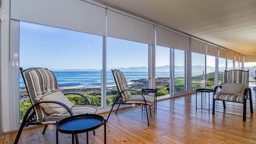 4 Bedroom Property for Sale in Perlemoenbaai Western Cape